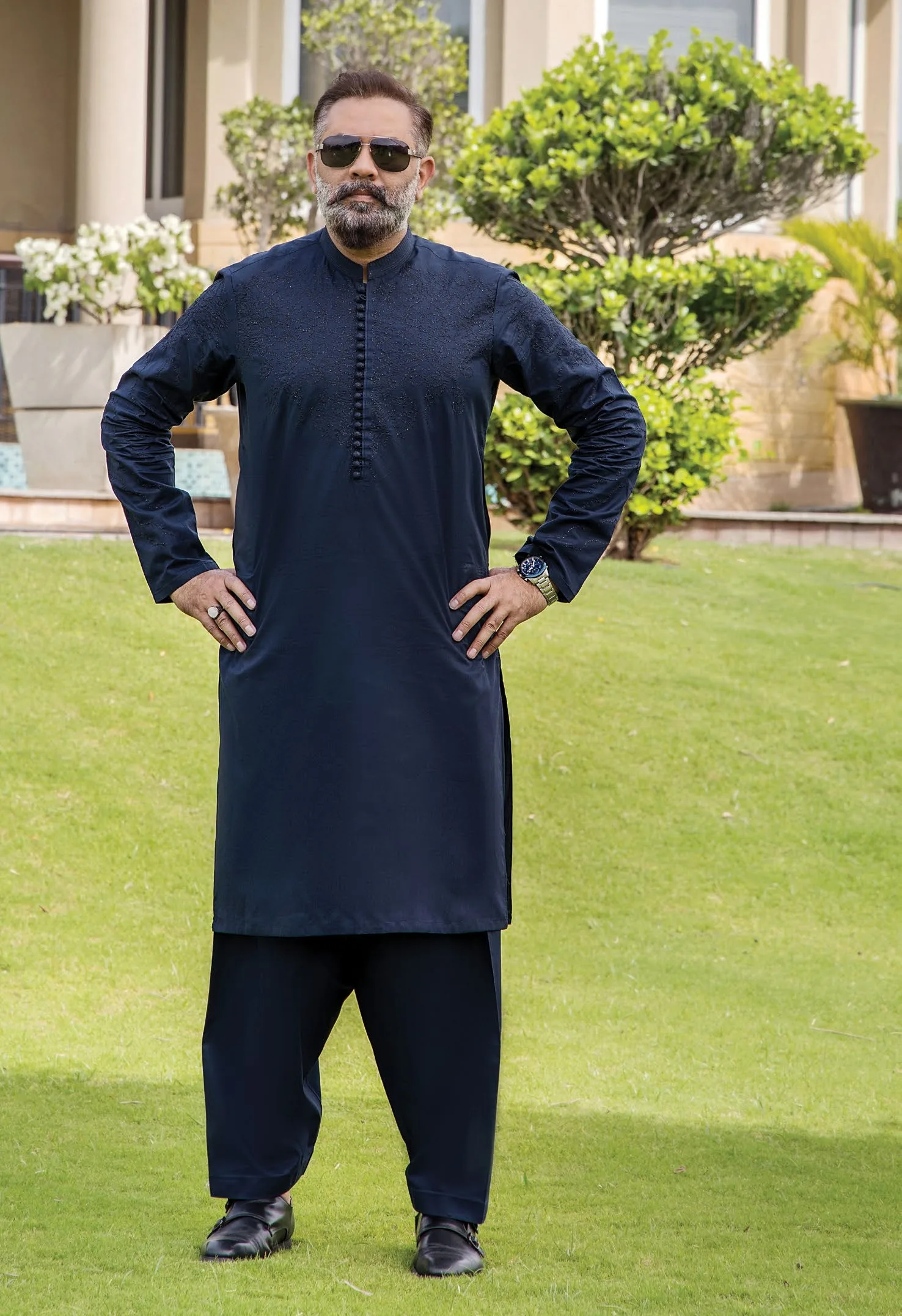 Men’s luxury embroidered shalwar kameez Men’s luxury embroidered shalwar kameez
