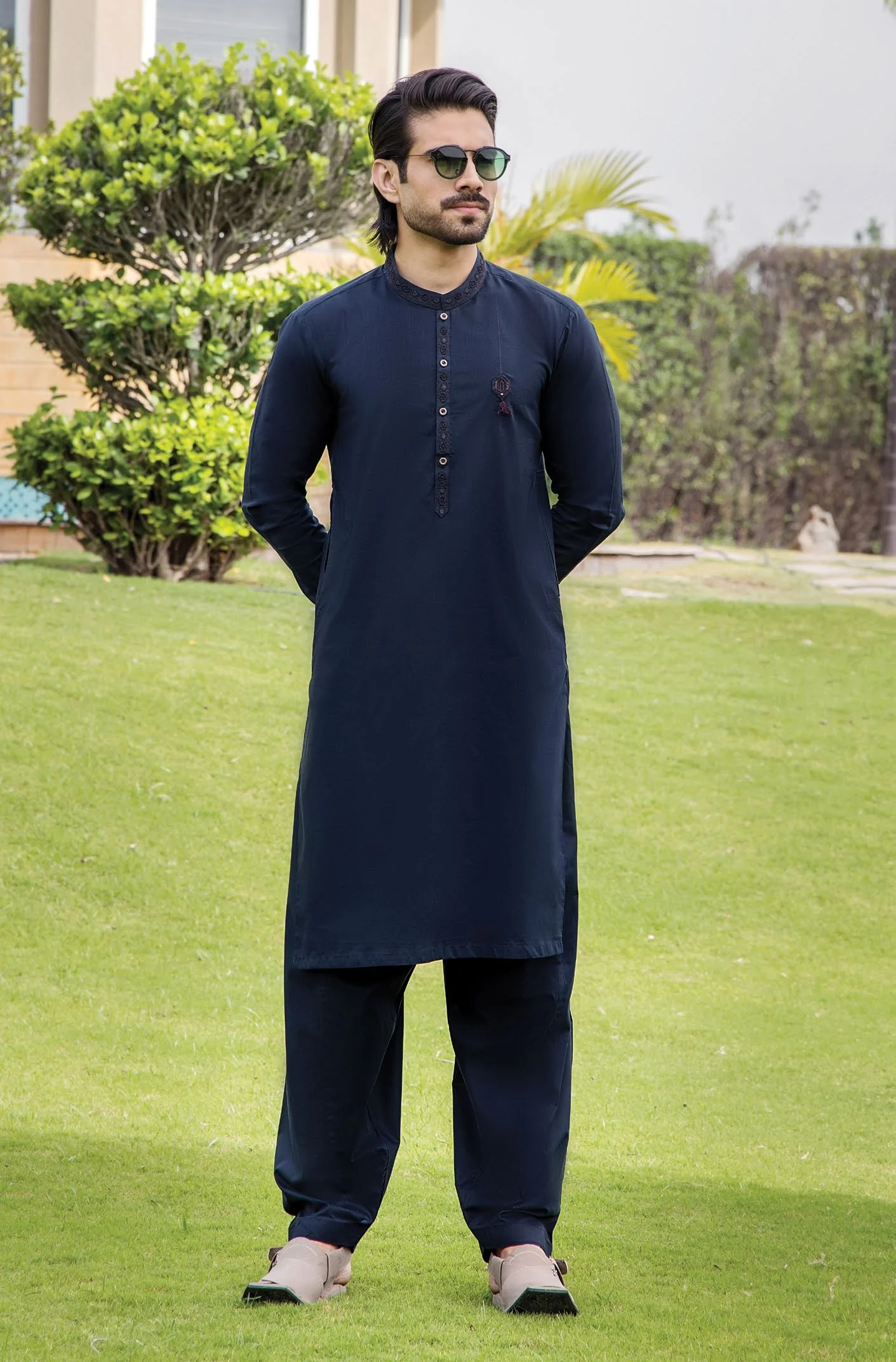 51Men’s luxury embroidered shalwar kameez Men’s luxury embroidered shalwar kameez
